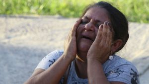 Hooya ku ooyeeysa banaanka xabsiga Anisio Jobim Prison, Isniintii. (AP Photo/Edmar Barros)