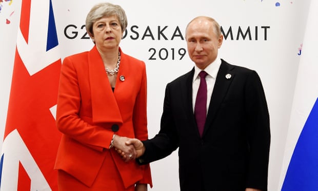 Ra’iisal wasaare Theresa May iyo madaxweyne Putin oo is-salaamayo ka hor shirka G-20.